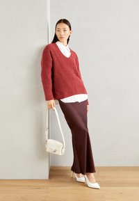 Mos Mosh THORA V-NECK - Strikkegenser - garnet