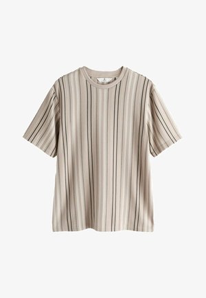 T-shirt beige a maniche corte con sottili righe verticali nere e bianche, scollo rotondo e vestibilità comoda.