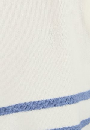 Witte gebreide stof met horizontale lichtblauwe strepen. De textuur lijkt glad en consistent, en toont een eenvoudig, casual ontwerp.