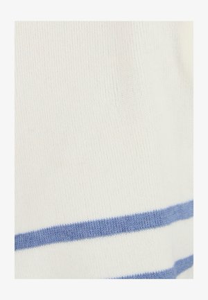 Witte gebreide stof met horizontale lichtblauwe strepen. De textuur lijkt glad en consistent, en toont een eenvoudig, casual ontwerp.