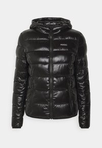 Czarna kurtka puchowa o błyszczącym wykończeniu, z zamkiem błyskawicznym z przodu, kapturem i ściągaczami na rękawach. Posiada poziomy pikowany wzór oraz małe logo na piersi.