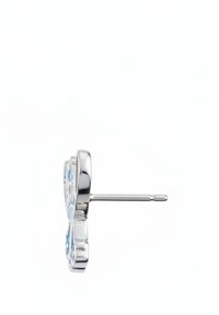 Boucle d'oreille en forme de papillon argenté avec émail bleu clair, munie d'un fermoir à tige. Texture lisse et finition polie mettent en valeur le design.