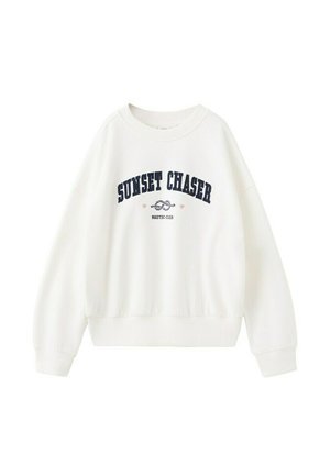 Sweat-shirt blanc à col ras du cou avec le texte "SUNSET CHASER" en lettres majuscules bleu marine, petit graphique d'ancre, et texte "NAUTIC CLUB" en dessous.