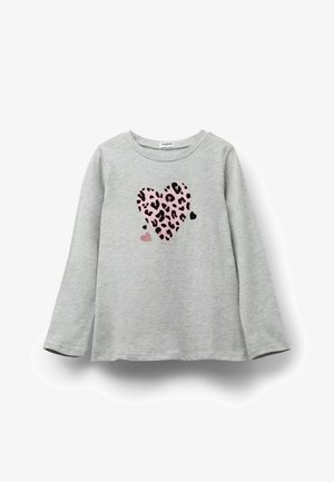 Graues Langarmshirt mit einem großen, pinkfarbenen Leopardenherz-Design in der Mitte, umgeben von kleineren schwarzen und pinken Herzakzenten.