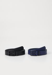 To glatte belter i svart og mørkeblå lær, med rektangulære metallspenner og flate ender. Minimalistisk design, uten synlige mønstre.