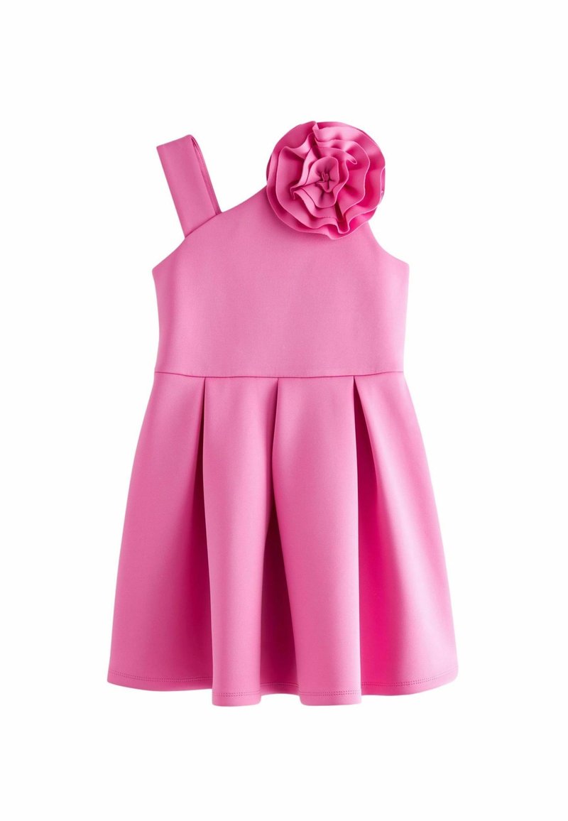 Robe rose sans manches pour fille avec une bretelle et une grande fleur en tissu décorative sur la poitrine.