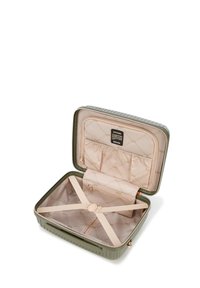 Custodia da viaggio rigida verde con interno trapuntato beige, multiple tasche e cinturini elastici per l'organizzazione. Chiusura con zip.