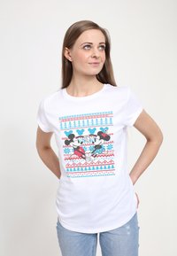 Biała koszulka z krótkim rękawem z kolorowym wzorem graficznym przedstawiającym kreskówkowe myszy, płatki śniegu i drzewa w kolorach czerwonym, niebieskim i czarnym.