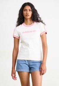 adidas Originals GRAPHIC BADGE SLIM 3-STRIPES - Triko s potiskem - cloud white