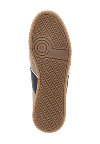 Sneakerzool met een gestructureerd gumrubberen ontwerp, met een opvallend circulair handelsmerk en maat '42' in het midden geperst.