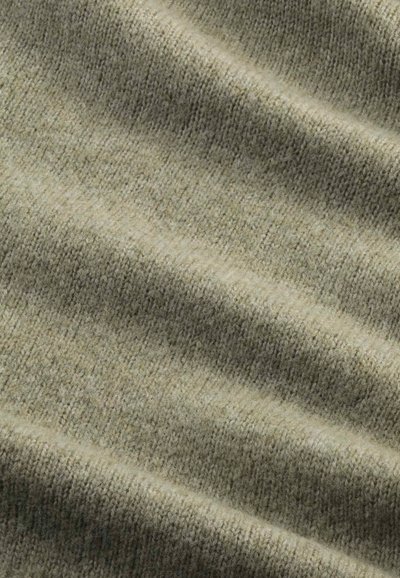 Tessuto verde oliva chiaro con una superficie morbida e texture. Il materiale presenta sottili variazioni di colore e un fine motivo intrecciato.