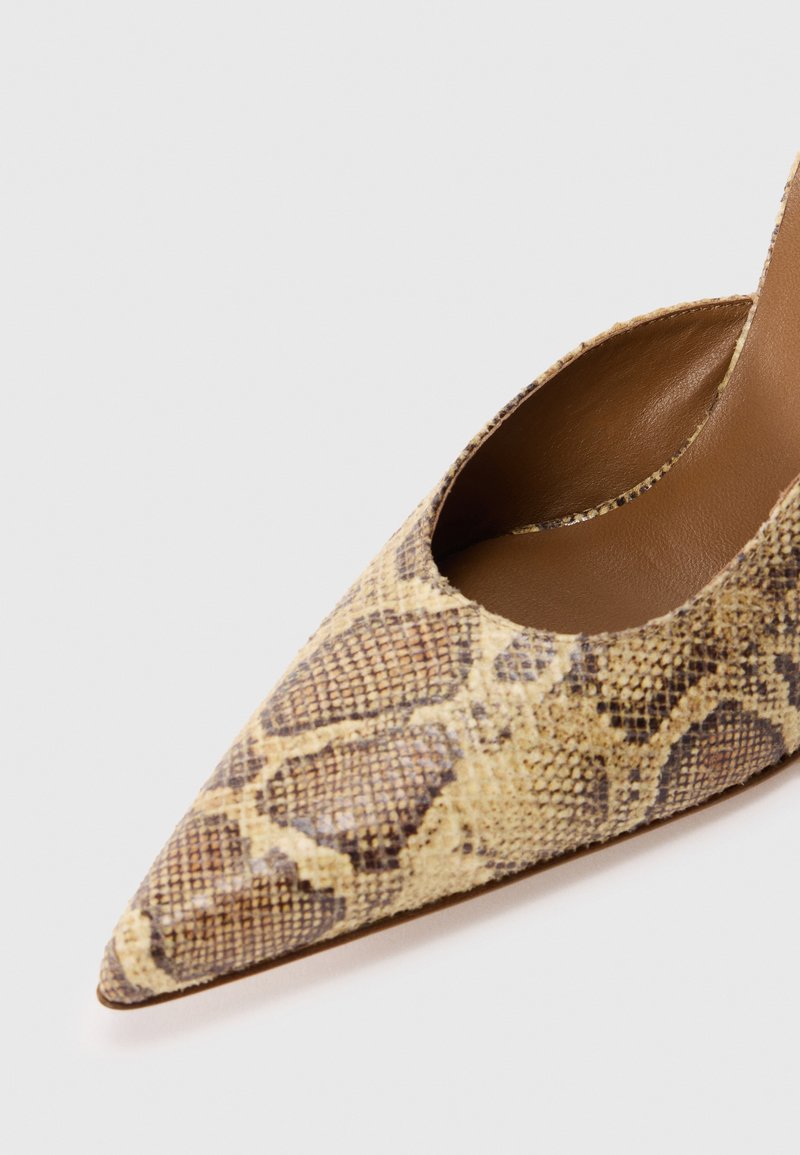 Escarpin à bout pointu avec motif serpent. Fabriqué en cuir synthétique texturé, il présente un côté découpé, avec un intérieur marron clair.