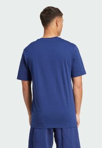 adidas Sportswear COLLEGIATE  - Marškinėliai su spaudiniu - dark blue