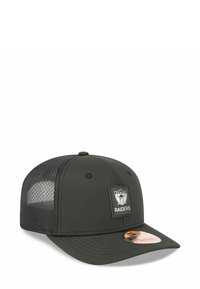 Schwarze Mütze mit einem Netzrücken, gebogenem Schild und einem Raiders-Logo-Patch auf der Vorderseite. Verfügt über ein belüftetes Design und einen verstellbaren Riemen.