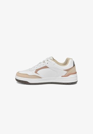 Sneaker bianca e beige con tomaia bassa, chiusura stringata, dettagli marroni, collo imbottito e suola in gomma scura.