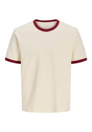 Camiseta de manga corta color crema con ribete rojo oscuro en el cuello y los extremos de las mangas, presentada sobre un fondo blanco liso.