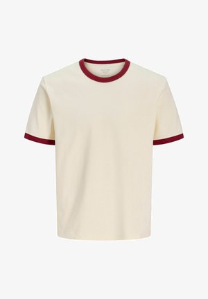 Camiseta de manga corta color crema con ribete rojo oscuro en el cuello y los extremos de las mangas, presentada sobre un fondo blanco liso.