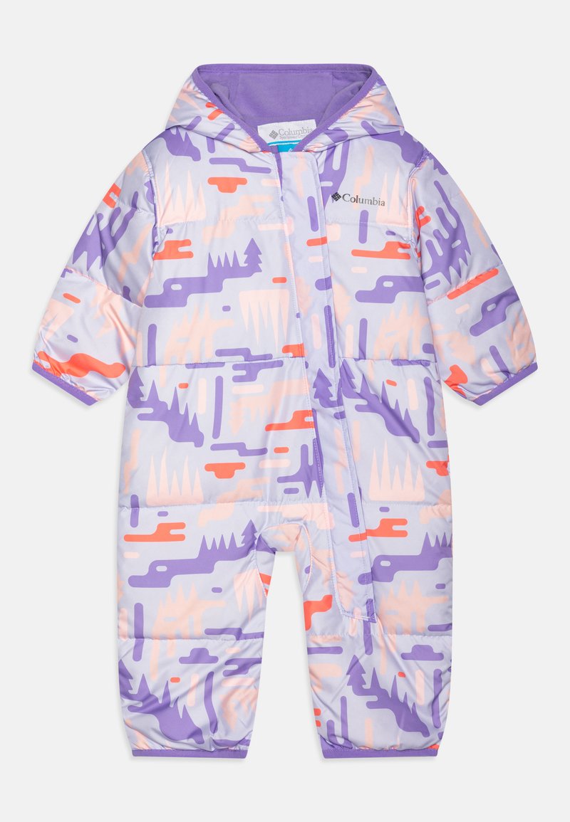 Combinaison de neige une pièce en peluche rose et violette avec des motifs abstraits, une capuche et une fermeture éclair à l'avant. Présente le logo Columbia sur la poitrine.