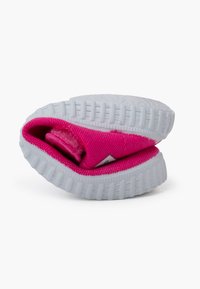 Tenis cu țesătură roz și talpă din cauciuc alb. Designul include un interior căptușit, talpă texturată și vârf rotunjit.