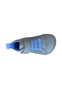 Zapato gris claro con cordones elásticos azules y una correa de Velcro. Presenta una puntera redondeada y una superficie texturizada.