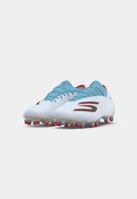 Botas de futebol brancas com detalhes em azul claro. Parte superior texturizada, detalhe do logótipo em preto e sola transparente com cravos vermelhos para melhor aderência.