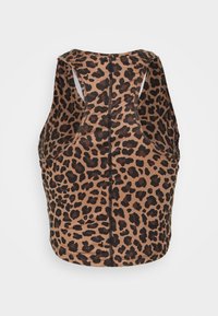 Tan crop top met luipaardprint en donkerbruine vlekken, gemaakt van rekbare stof. Mouwloos ontwerp met een ronde halslijn en een uitgesneden rug.