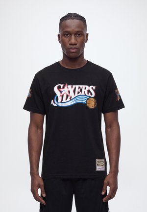 Mitchell & Ness, NBA NAME & NUMBER CLASSIC TEE PHILADELPHIA 76ERS  ALLEN IVERSON - Клубно облекло - black