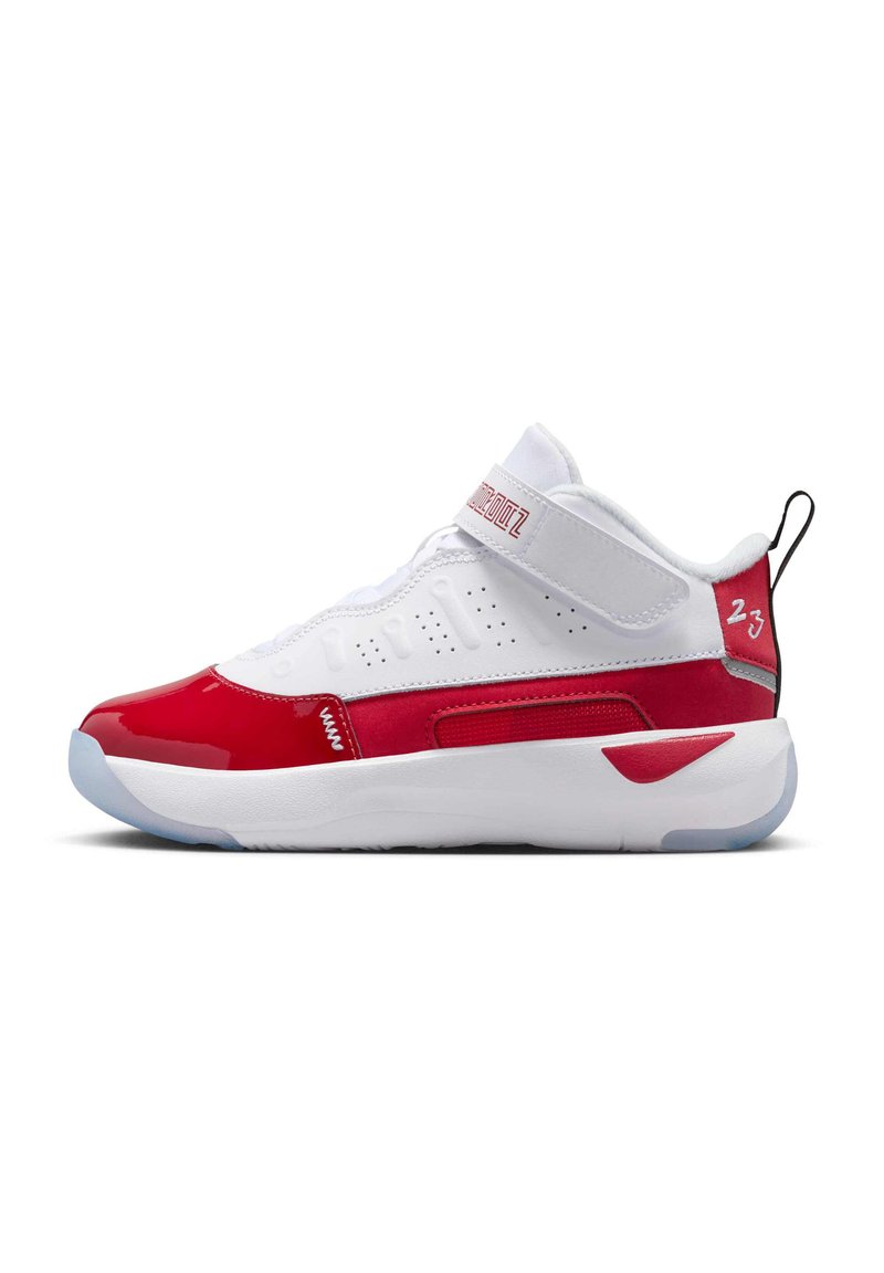 Baskets de sport rouge et blanche avec des accents en cuir verni, des panneaux en mesh, un col rembourré et une sangle ajustable. Semelle en caoutchouc avec une teinte bleue.