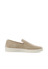 Scarpe slip-on in suede beige con un design a profilo basso, caratterizzate da una superficie liscia, pannelli laterali elasticizzati e una suola in gomma bianca.