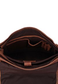 Interior de bolsa de cuero marrón con forro de tela oscura, que cuenta con múltiples bolsillos y sujetadores elásticos para una mejor organización. Cierre con cremallera en la parte superior.
