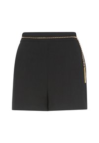 Pantaloni corti neri con una vita alta, texture liscia e un accento di catena dorata in vita con dettaglio a frange.