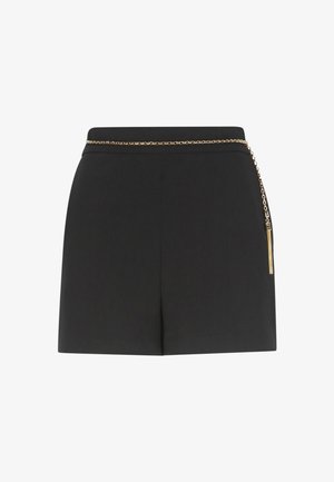 Pantaloni corti neri con una vita alta, texture liscia e un accento di catena dorata in vita con dettaglio a frange.