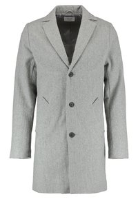 Manteau gris clair en mélange de laine avec un col cranté, trois boutons noirs et deux poches latérales. Texture lisse avec une coupe ajustée.