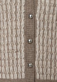 Beige gestrickte Strickjacke mit einem strukturierten Zopfmuster, ausgestattet mit einer dunkleren Rippabschluss und silbernen Knöpfen entlang der Vorderseite.