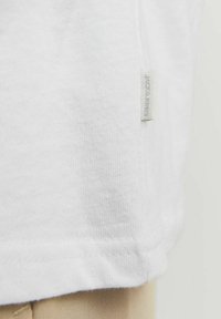 Jack & Jones PREMIUM RUNDHALS - T-shirt con stampa - bright white