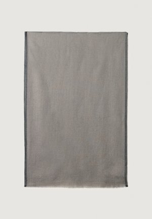 Gråt rektangulært stof med subtil tekstur og let frynsede kanter, lagt fladt på en hvid baggrund.