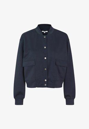 Giacca bomber blu navy con colletto a coste, bottoni a pressione e due tasche frontali. Realizzata in tessuto liscio con una vestibilità leggermente accorciata.