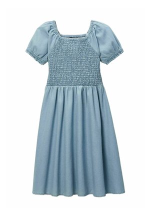 Robe bleu clair en tissu doux. Présente un décolleté carré, de courtes manches bouffantes et un corps smocké avec une jupe évasée.