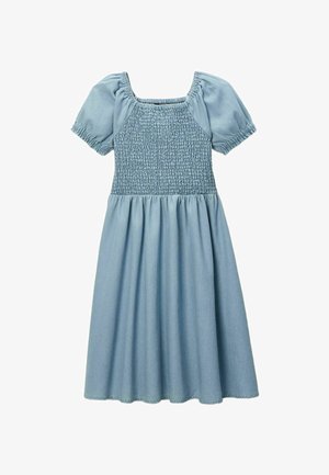 Robe bleu clair en tissu doux. Présente un décolleté carré, de courtes manches bouffantes et un corps smocké avec une jupe évasée.