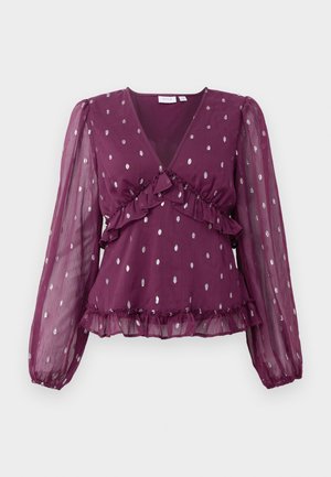 Blouse bourgogne avec de longues manches transparentes, détails froncés et motif à pois argentés ; décolleté en V et finition à volants.