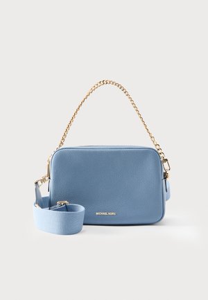Μπλε ορθογώνια τσάντα ώμου από δέρμα με χρυσή αλυσίδα ως χερούλι και ρυθμιζόμενο υφασμάτινο λουρί, με λογότυπο Michael Kors σε χρυσό στο μπροστινό μέρος.