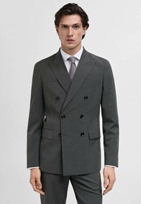 Giacca grigia doppiopetto realizzata in tessuto texturizzato, con due tasche frontali, bottoni neri e un design slim fit.