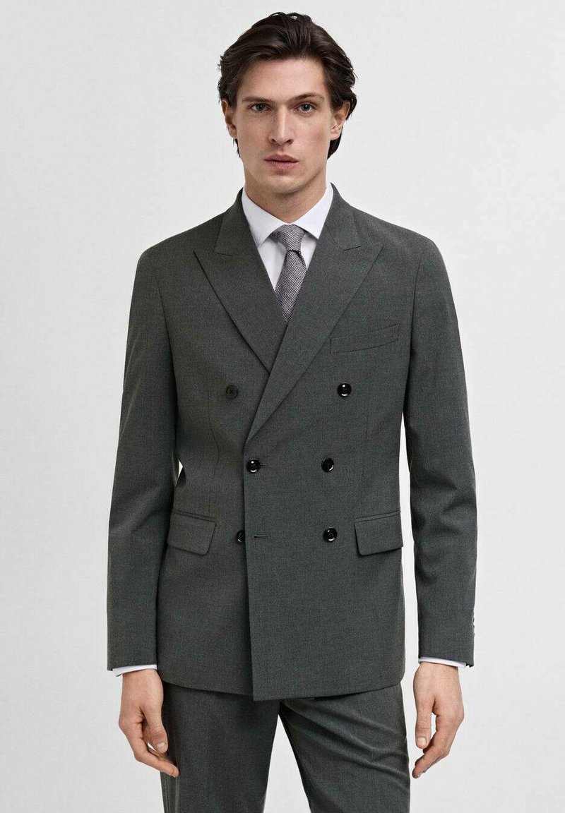 Giacca grigia doppiopetto realizzata in tessuto texturizzato, con due tasche frontali, bottoni neri e un design slim fit.