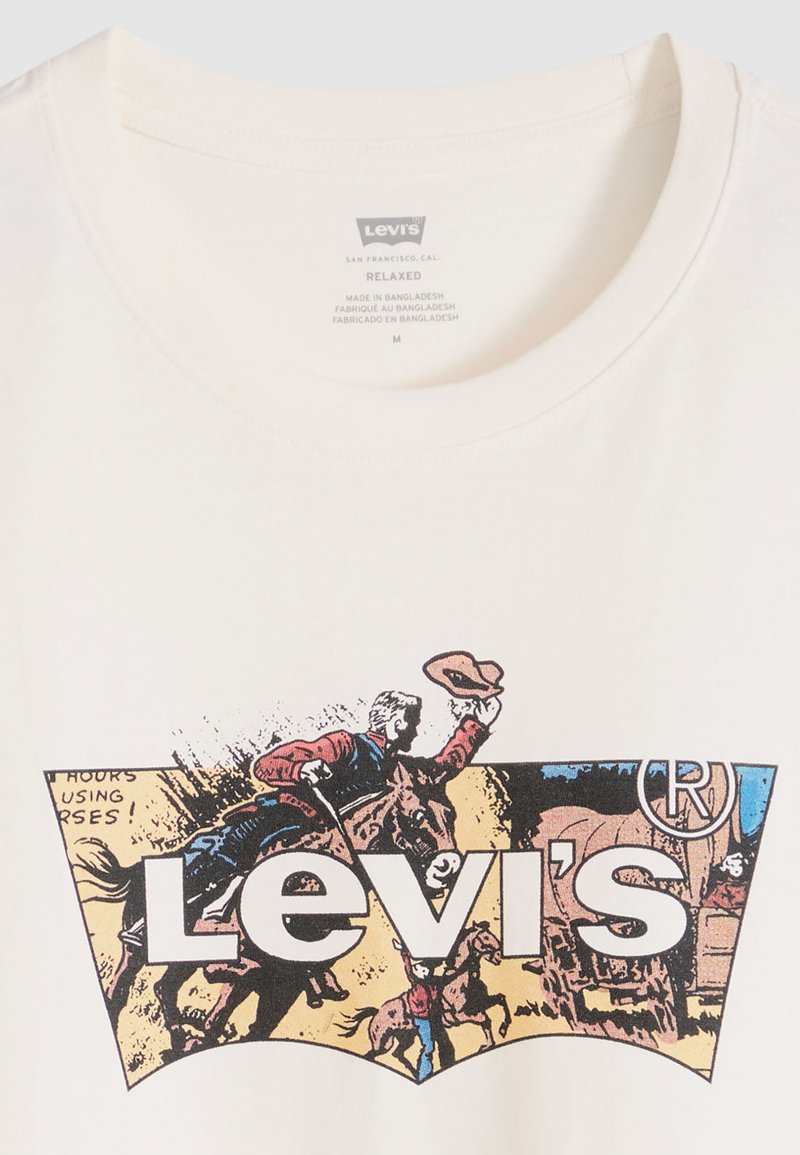 Camiseta de algodón color crema con un gráfico colorido de vaquero. El audaz logo "Levi's" está centrado, con ilustraciones de caballos y un jinete.