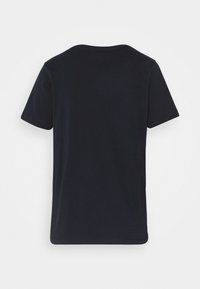 Camiseta de manga corta en negro sólido, hecha de algodón, con cuello redondo y una textura suave, con un dobladillo recto.