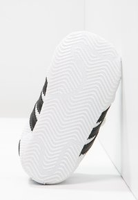 adidas Originals SUPERSTAR CRIB UNISEX - Pirmieji vaiko batukai - white/core black