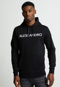 Felpa nera con cappuccio che presenta la scritta "ALESSANDRO" sul petto, realizzata in materiale morbido, dotata di cappuccio con stringa e tasca kangaroo frontale.