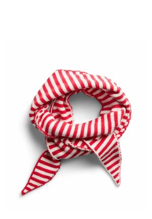 Écharpe tricotée rouge et blanche rayée, pliée avec des extrémités pointues sur fond blanc.