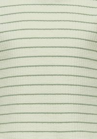 Jasnozielony, teksturowany materiał z delikatnymi poziomymi paskami w nieco ciemniejszym odcieniu. Wzór wydaje się miękki i tkany.