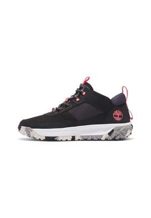 Chaussure de randonnée noire et grise avec des accents roses, semelle texturée et logo d’arbre rose sur le côté, vue de l'extérieur.